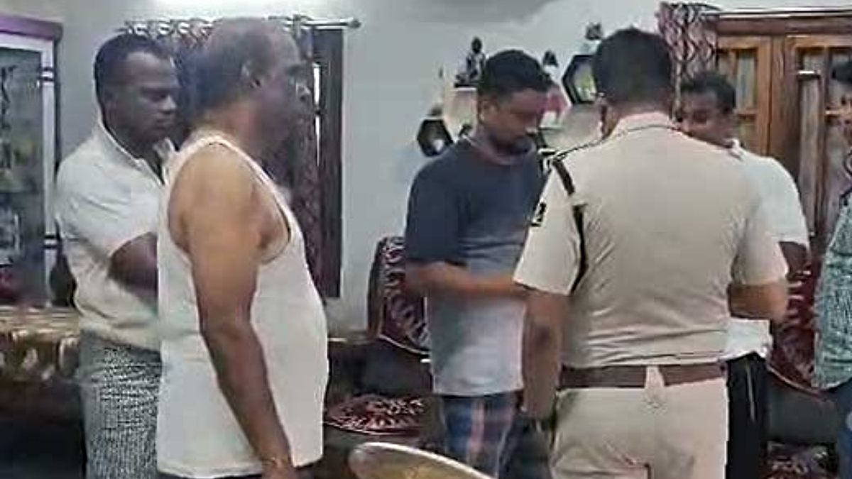 सर्राफा व्यापारी के घर हथियार लेकर पहुंचे डकैत, सोना-चांदी लूटकर फरार…