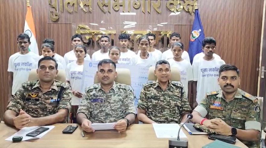 छत्तीसगढ़ : 5 महिला समेत 14 नक्सलियों ने किया सरेंडर, 16 लाख का इनाम था घोषित