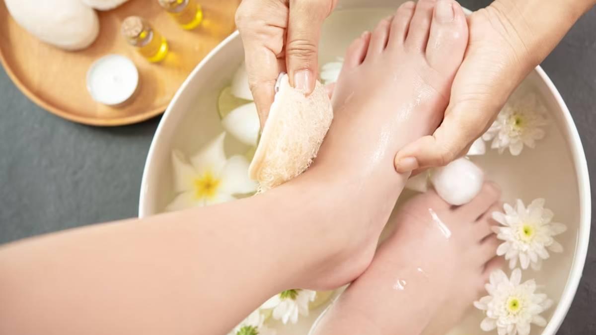 Summer Foot Care Tips: गर्मियों में फुट केयर है बहुत जरूरी, इस तरह से रखें पैरों का ख्याल…