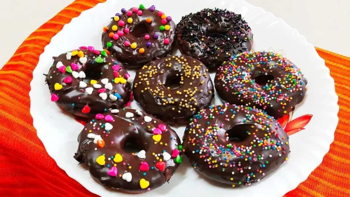 Chocolate Donuts Recipe: घर पर बनाएं बाजार जैसे चॉकलेट डोनट्स, आसान रेसिपी के साथ जानें पूरी विधि..