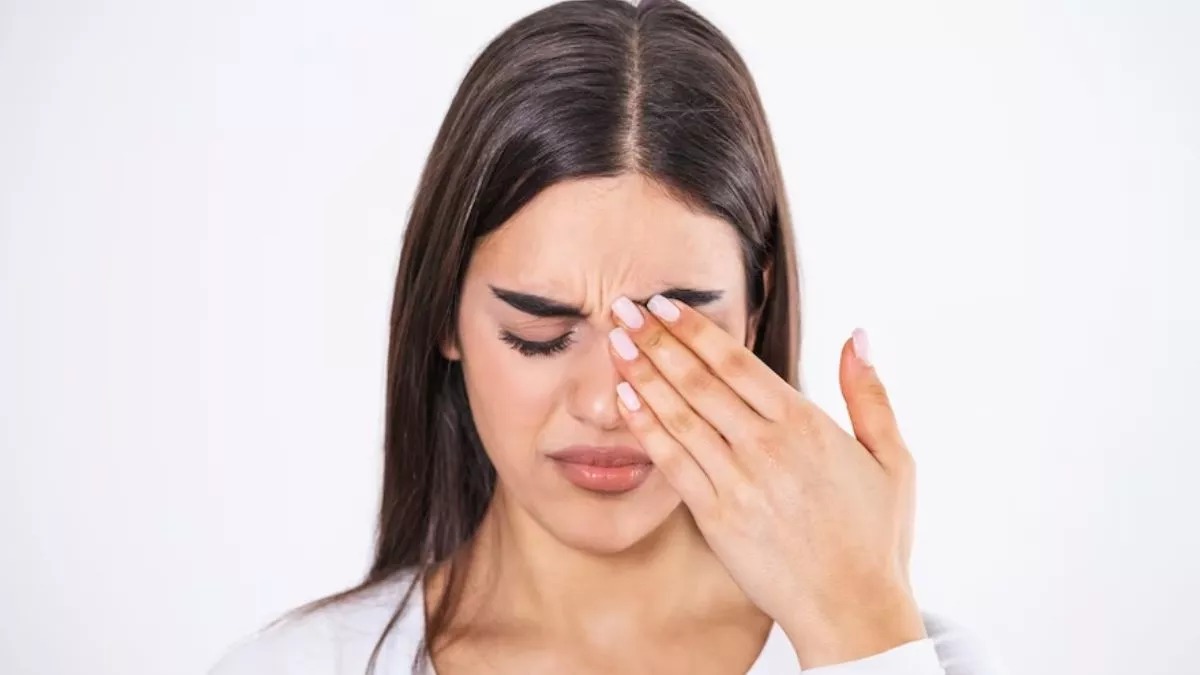 Eye Irritation: गर्मी में आंखों में जलन और सूजन से हैं परेशान? अपनाएं ये आसान घरेलू उपाय…