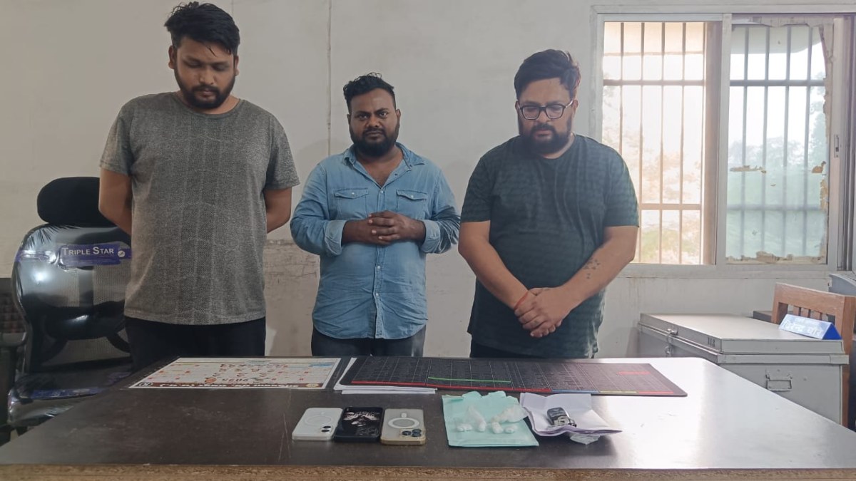CG News : कार में छिपाकर बेच रहे थे कोकीन, पुलिस ने दबिश देकर तीन तस्करों को किया गिरफ्तार, 9 लाख की सामग्री जब्त