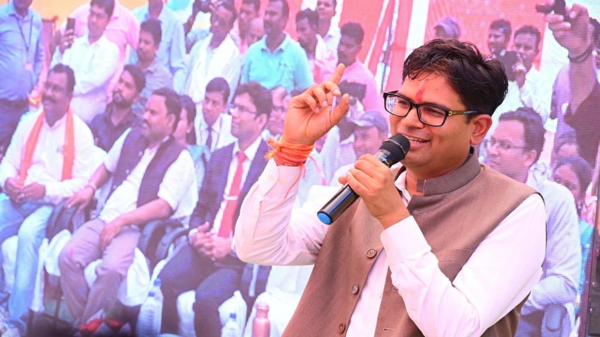 25 साल पहले नक्सलियों ने लूटा था जगरगुंडा का बैंक, आज उसी भवन में फिर से खोला गया नया बैंक, दंतेवाड़ा कलेक्टर रह चुके ओपी चौधरी की अधूरी ख्वाहिश वित्त मंत्री बनने के बाद हुई पूरी