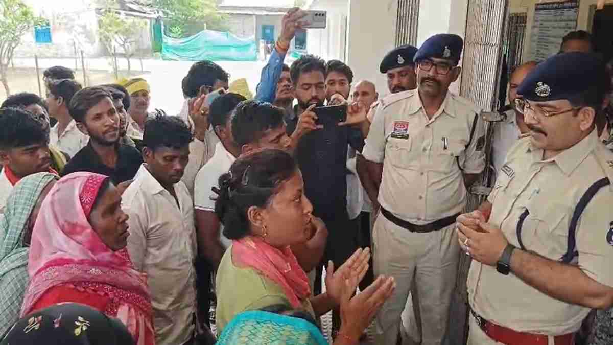 शिक्षिका का अपहरण कर जिंदा जलाने का प्रयास, तीनों आरोपी गिरफ्तार, पीड़िता को न्याय दिलाने थाने पहुंचे ग्रामीण, कहा – आरोपियों को दें फांसी की सजा