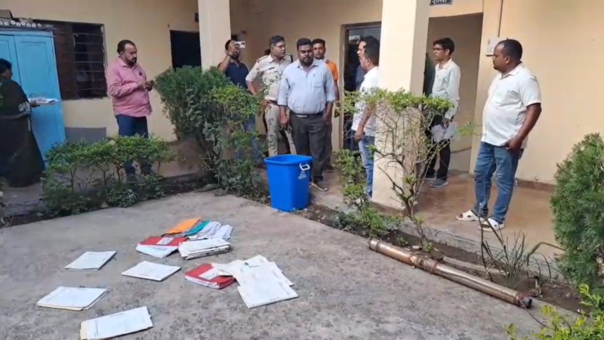 भाजपा नेता की गुंडागर्दी: नगर पालिका कार्यालय में घुसकर दस्तावेज फेंके, कर्मचारियों से की अभद्रता