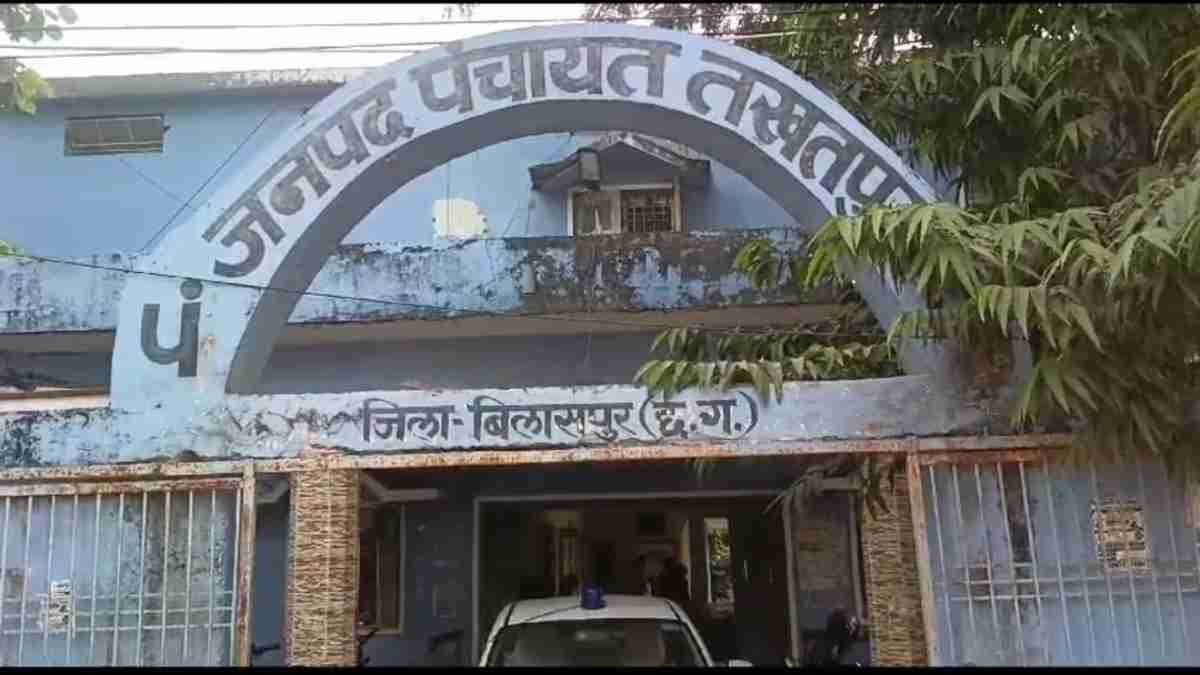 प्रधानमंत्री आवास योजना में लापरवाही, जनपद सीईओ ने आवास मित्र को पद से हटाया, कर्मचारियों से कहा – काम में गड़बड़ी पाने पर सीधे निलंबन की होगी कार्रवाई