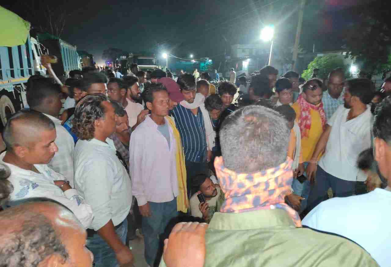 जानलेवा साबित हो रहा अवैध रेत खनन : रेत से भरे हाइवा ने बाइक सवार को रौंदा, मौके पर ही मौत, धरने पर बैठे ग्रामीण, कहा – शिकायत के बाद भी कार्रवाई नहीं होने से रेत माफियाओं के हौसले बुलंद