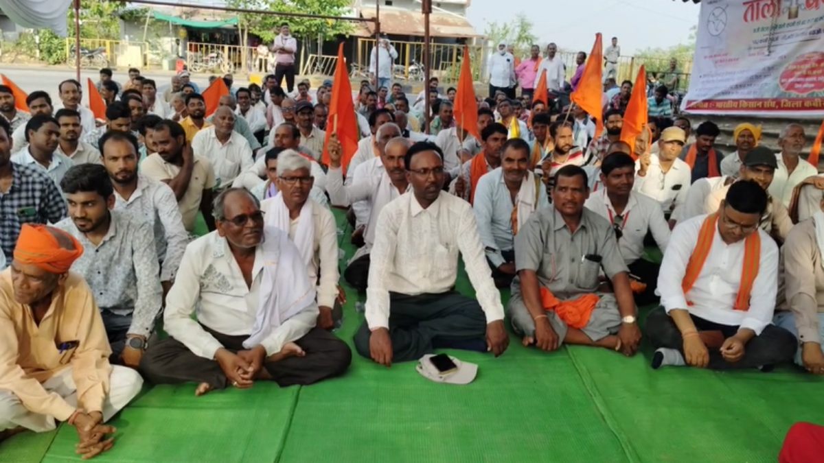 किसानों ने इथेनॉल प्लांट में जड़ा ताला, पोटाश खाद अमानक होने से आर्थिक क्षति का लगाया आरोप, शासन से की ये मांगें