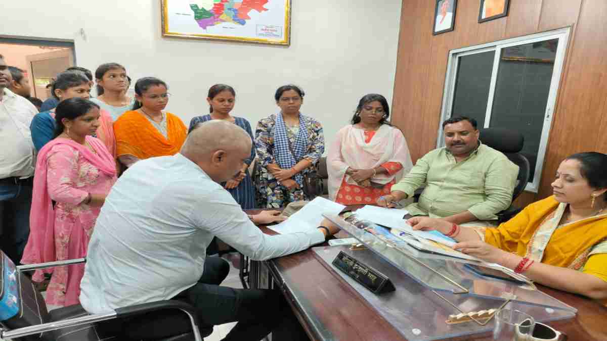 जनपद पंचायत में मनरेगा कर्मियों का हंगामा, संकाय सदस्य पर अभद्र व्यवहार करने का लगाया आरोप, कार्रवाई नहीं होने पर काम बंद करने की दी चेतावनी