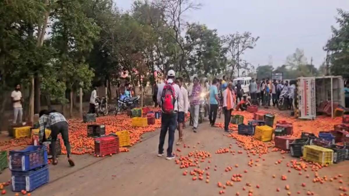 बीच सड़क पर टमाटर लूटने लोगों में मची होड़, देखें VIDEO…