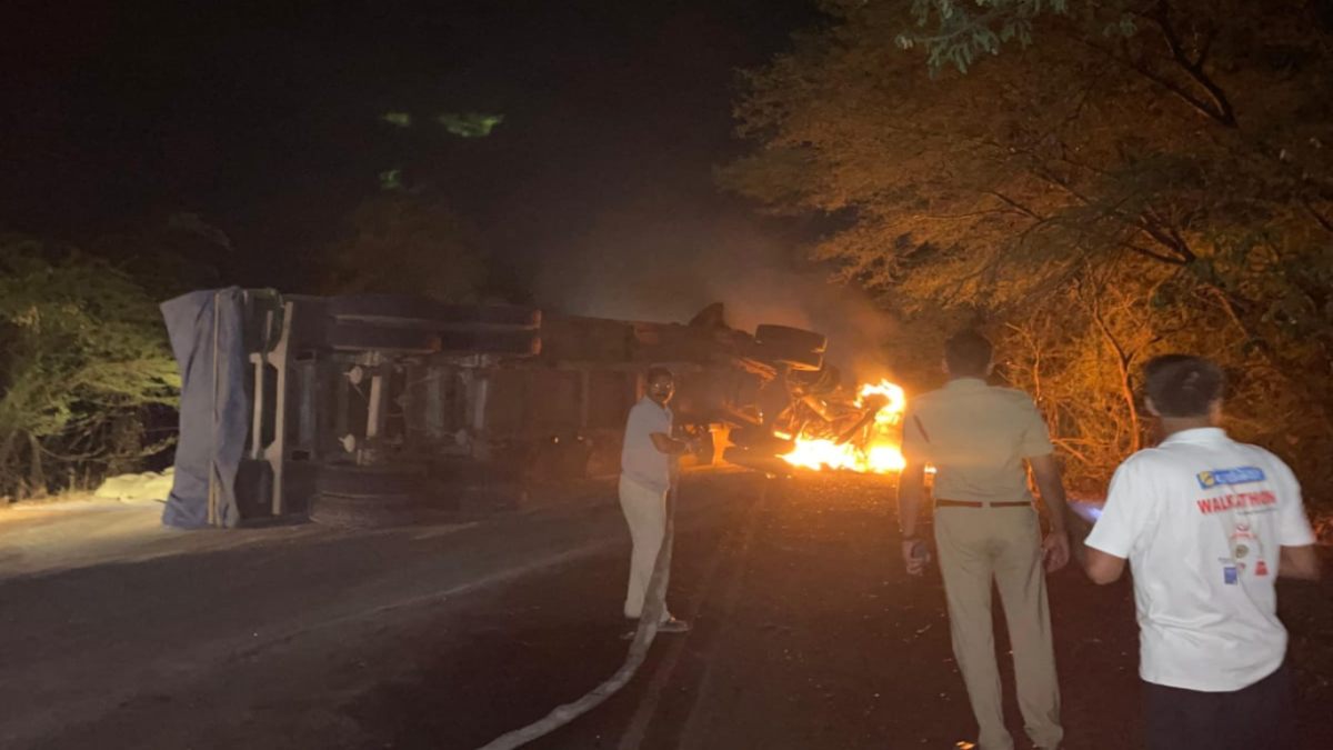 भीषण सड़क हादसा : दो ट्रकों की टक्कर के बाद वैन ट्रक में घुसी, आग लगने से चालक की जिंदा जलकर मौत, 5 घायल