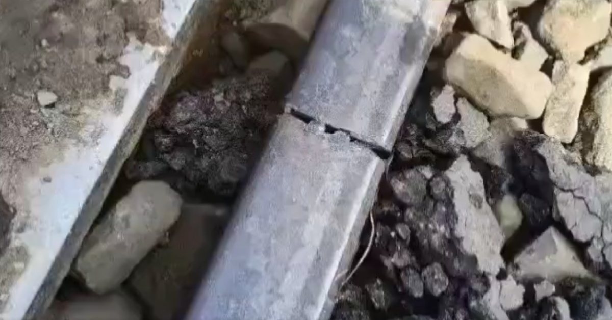 बाल-बाल बचे! टूटी हुई ट्रैक पर दौड़ रही थी मालगाड़ी, स्थानीय लोगों की सतर्कता से टला बड़ा हादसा