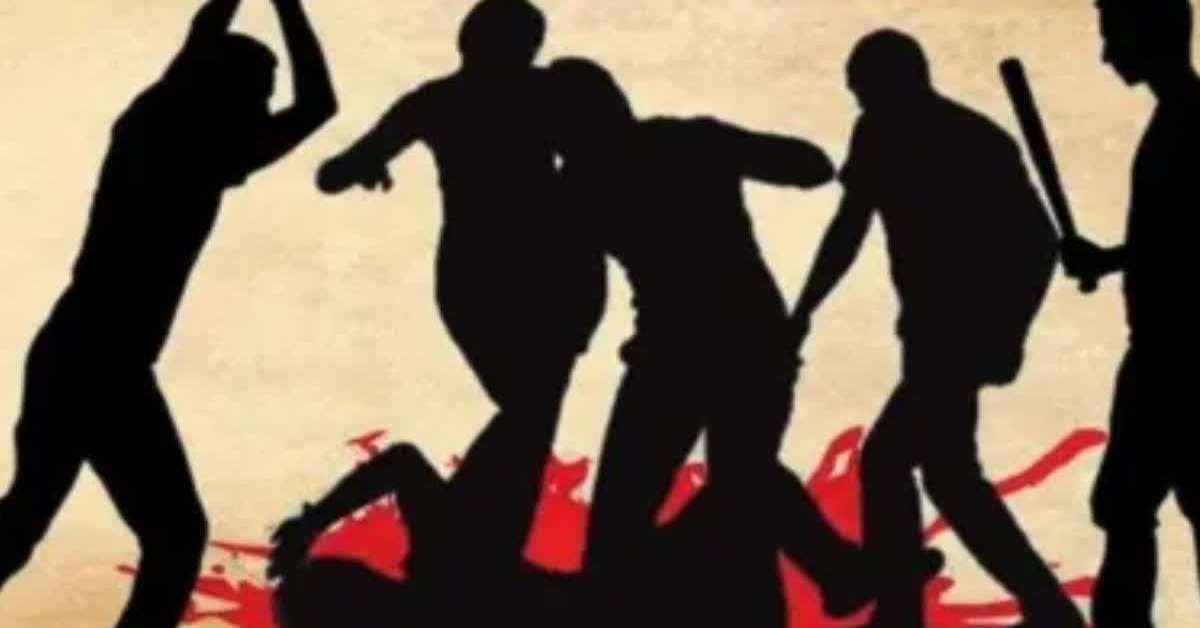 बिकाऊ है UP पुलिस! दबंगों ने पिता-पुत्री को बेरहमी से पीटा, पीटने वालों का ही साथ दे रही पुलिस, लगता है घूस मिल गई?
