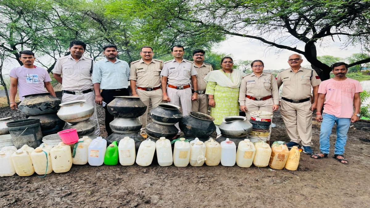 महुआ शराब बनाने वालों पर बड़ी कार्रवाई: आबकारी विभाग ने छापेमारी कर 250 लीटर शराब और 20 क्विंटल लहान किया नष्ट