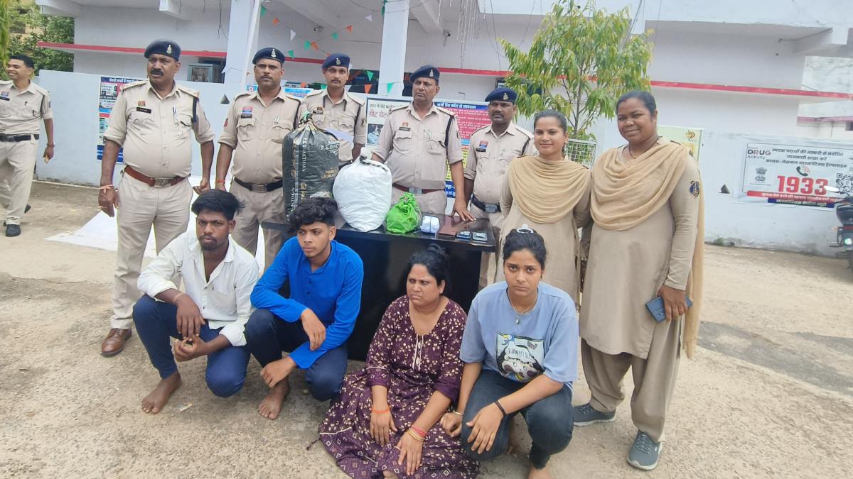 CG News: मां, बेटी और बेटा समेत 4 लोग गांजा बेचते पकड़ाए, पुलिस ने दबिश देकर सभी को रंगे हाथों दबोचा