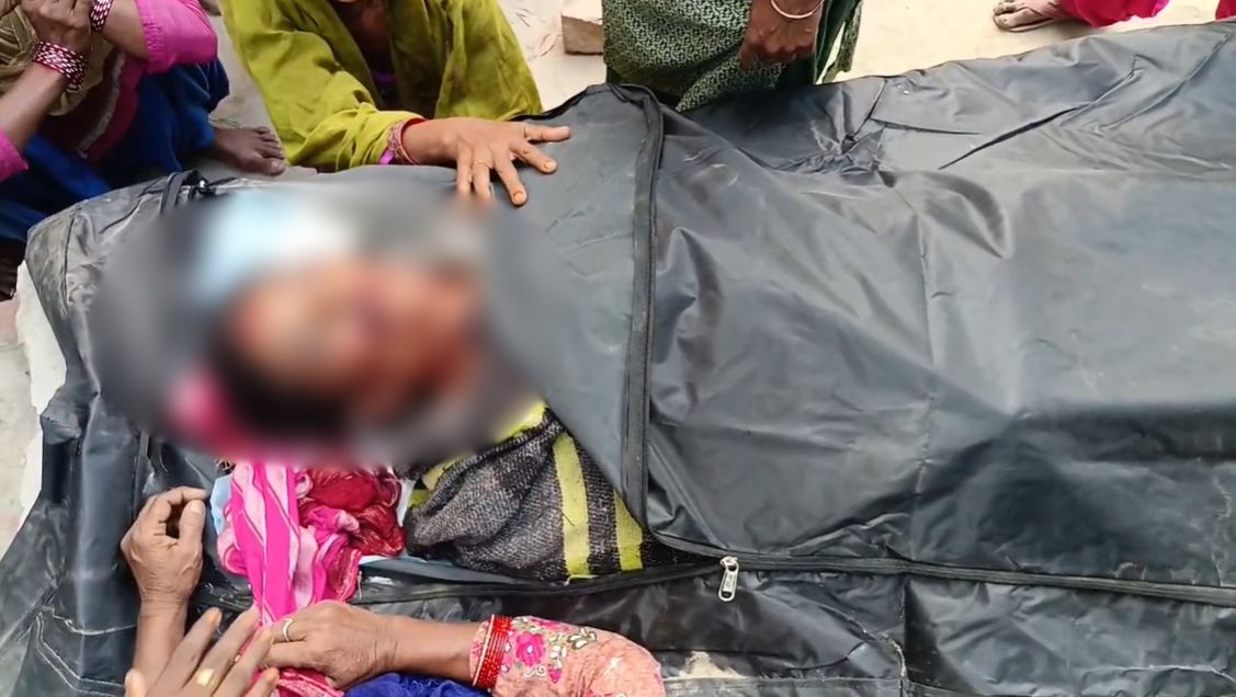 जरा बच के, बाहर ‘मौत’ घूम रही है! छत पर सो रही महिला के साथ हुआ कुछ ऐसा कि देखकर कांप गए लोग, गांव में फैली दहशत