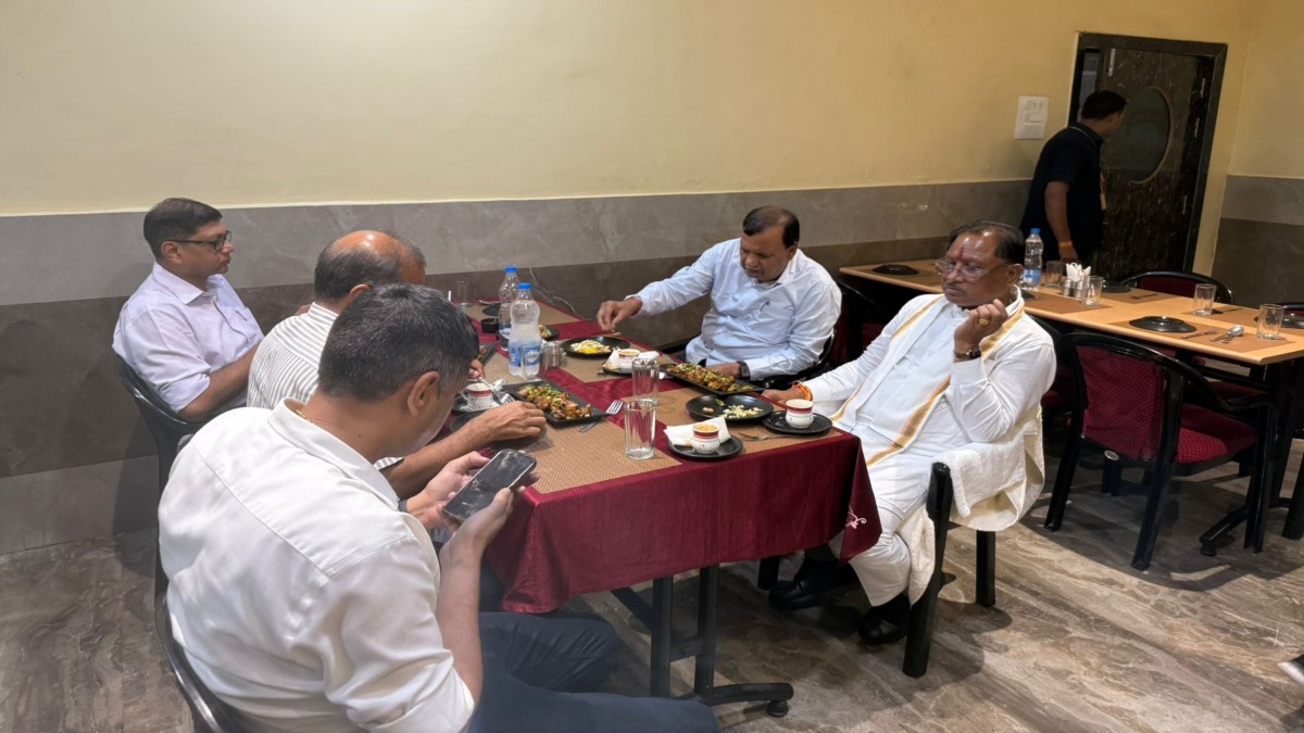 CM Sai In Road Side Dhaba : जब ढाबा में रुककर मुख्यमंत्री साय ने खाया खाना, लोगों को भाया ये अंदाज़