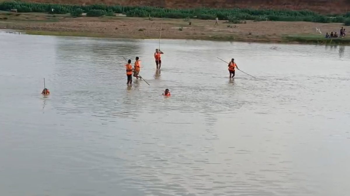 CG Breaking News : दोस्तों के साथ एनीकट में नहाने गए दो बच्चे डूबे, रेस्क्यू ऑपरेशन जारी, घटनास्थल पर जुटी भारी भीड़