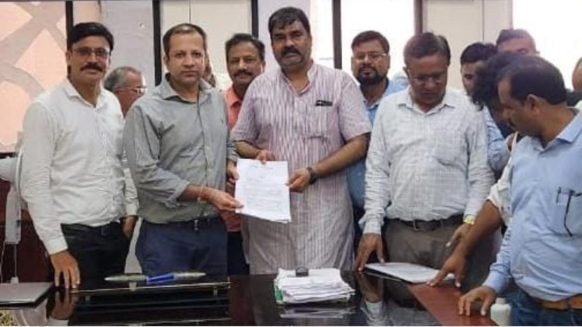 युक्तियुक्तकरण के विरोध में शिक्षकों ने किया मंत्रालय का घेराव, शिक्षा सचिव से वार्ता विफल, दो दिन में मांग पूरी नहीं हुई तो राजधानी में संभागवार हड़ताल की चेतावनी