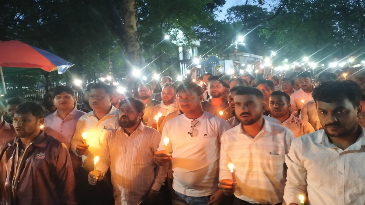 कार्य के दौरान संविदा बिजली कर्मचारी की मौत: विभागीय साथियों ने कैंडल मार्च कर दी श्रद्धांजलि, 50 लाख रुपए की मुआवजा राशि और अनुकम्पा नियुक्ति की मांग…