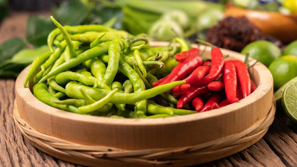 Kitchen Tips : लाल या हरी मिर्ची का नहीं करना चाहते इस्तेमाल, तो इन चीजों से खाने में लाएं तीखापन …