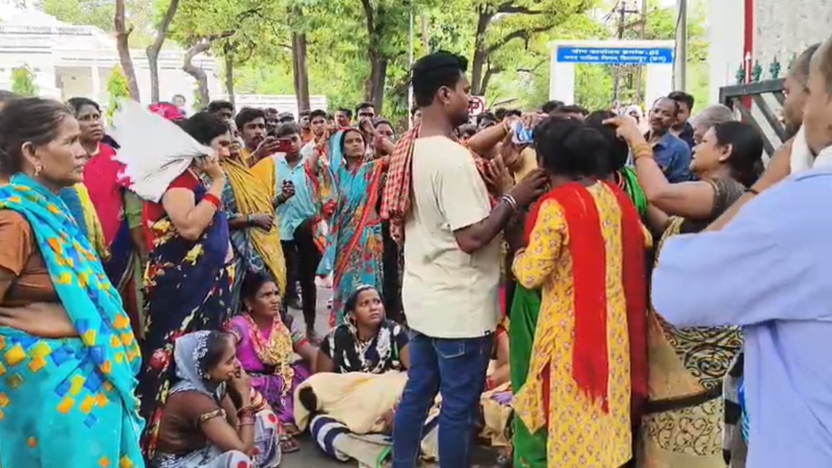 कैंसर पीड़ित मासूम की मौत के बाद फूटा गुस्सा : अतिक्रमण हटाने की कार्रवाई में नगर निगम ने ढहा दिया था घर, शव लेकर कलेक्ट्रेट पहुंचे परिजन