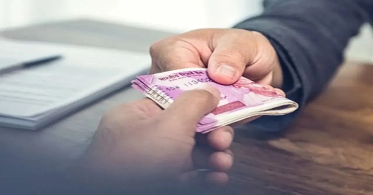 लालच के चक्कर में जाएगी नौकरी ? तहसील कार्यालय में रिश्वत लेते कर्मचारी का वीडियो वायरल, मचा हड़कंप