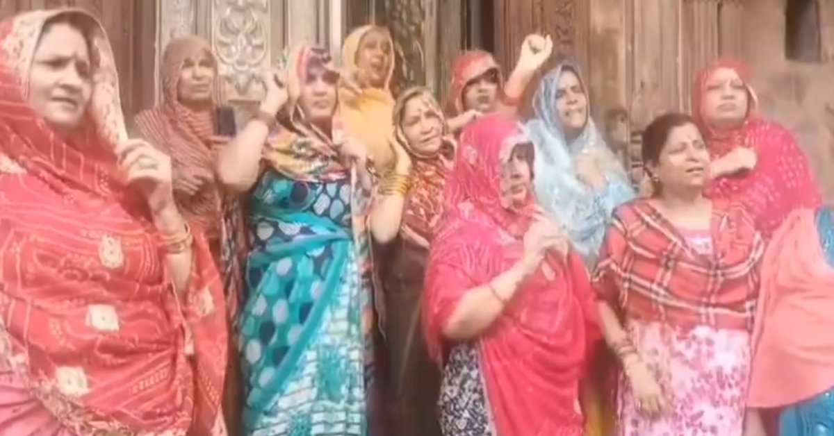मंदिर अधिग्रहण नहीं होगा…! गोस्वामी समाज की महिलाओं ने बांके बिहारी कॉरिडोर के खिलाफ किया प्रदर्शन, कहा- ठाकुर जी पर हमारा पारंपरिक अधिकार