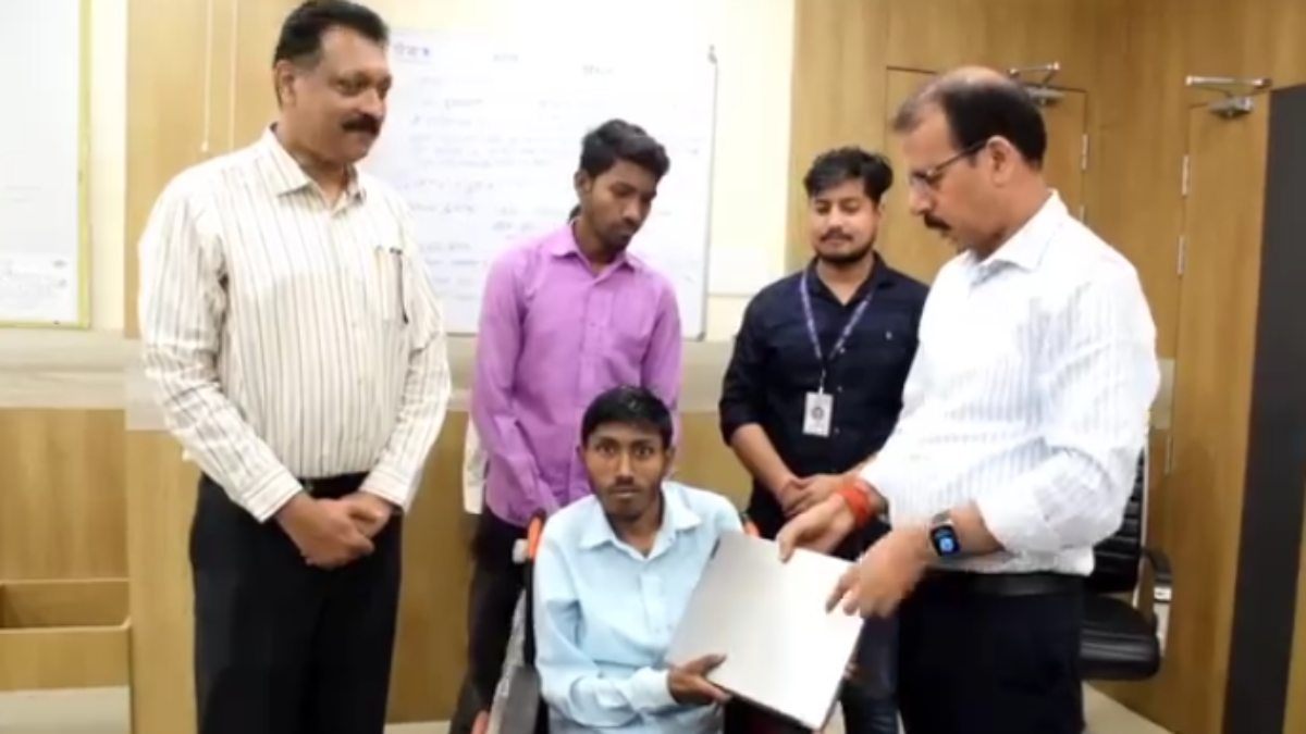 अब पढ़ाई में नहीं आएगी रुकावट: कलेक्टर ने दिव्यांग छात्र को दिया नया लैपटॉप, रेगुलर कॉलेज नहीं जाने से था परेशान