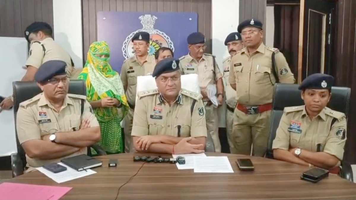 STF की बड़ी कार्रवाई, दुर्ग में पकड़ाई बांग्लादेशी महिला : फर्जी आधार कार्ड बनाकर 8 साल से भारत में रह रही, बिना पुलिस वेरीफिकेशन मकान किराए पर देने वाला मकान मालिक भी गिरफ्तार