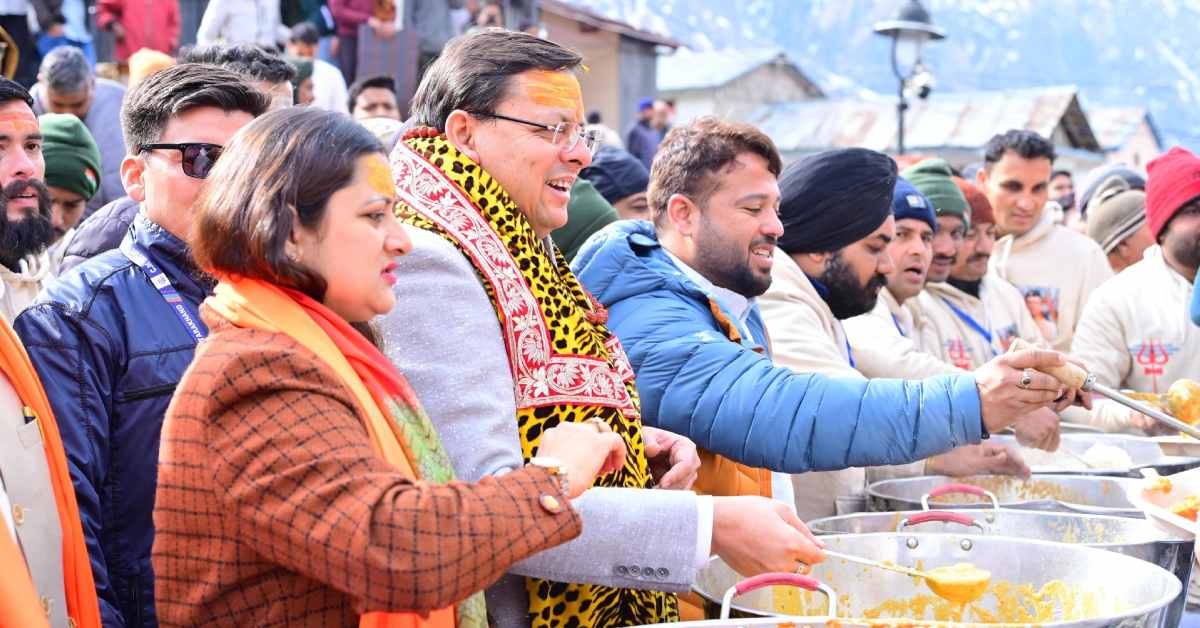 Chardham Yatra : केदारनाथ धाम पहुंचे सीएम धामी, श्रद्धालुओं को बांटा प्रसाद, कहा- चार धाम यात्रा राज्य की लाइफलाइन