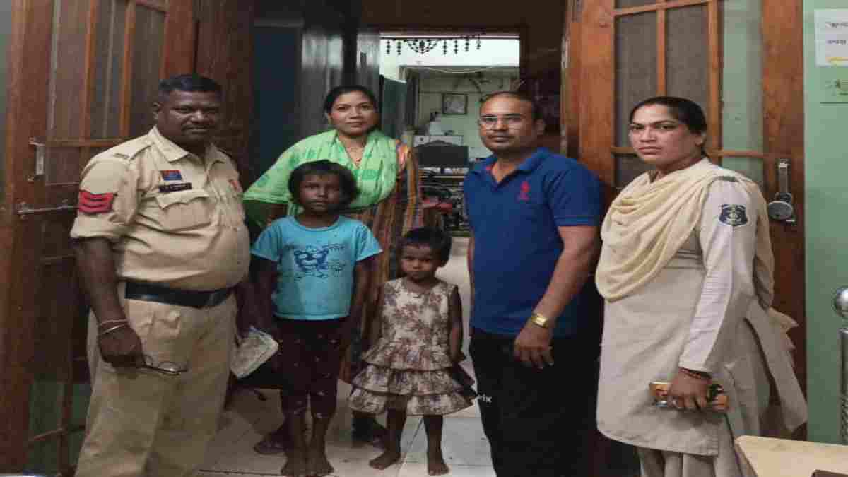 अपनी बच्चियों को मंदिर के पास छोड़कर शराबी पिता गायब, पुलिस ने पहुंचाया सखी सेंटर