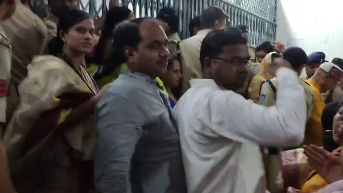 बीजेपी कार्यकर्ताओं ने काटा बवाल: पुलिस ने VVIP गेट से बंद की एंट्री तो करने लगे नारेबाजी, फिर…
