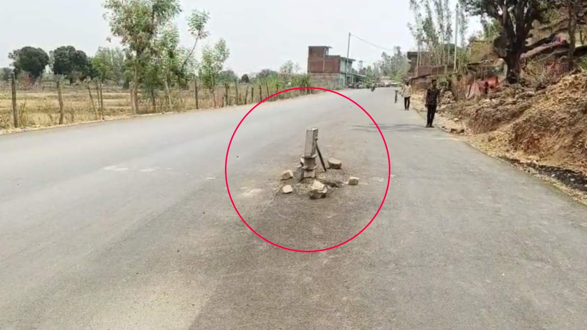 गजब लापरवाही है: चमचमाती सड़क के बीच छोड़ दिया हैंडपंप, प्यास से तड़प रहे ग्रामीण 2KM दूर से पानी लाने को मजबूर