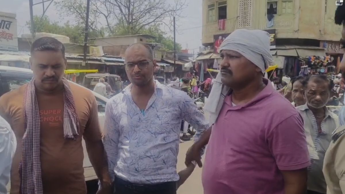 लोकायुक्त का एक्शन-जाल में फंसा घूसखोर: कंप्यूटर ऑपरेटर को रिश्वत लेते बीच सड़क दबोचा, इस एवज में मांगे थे पैसे