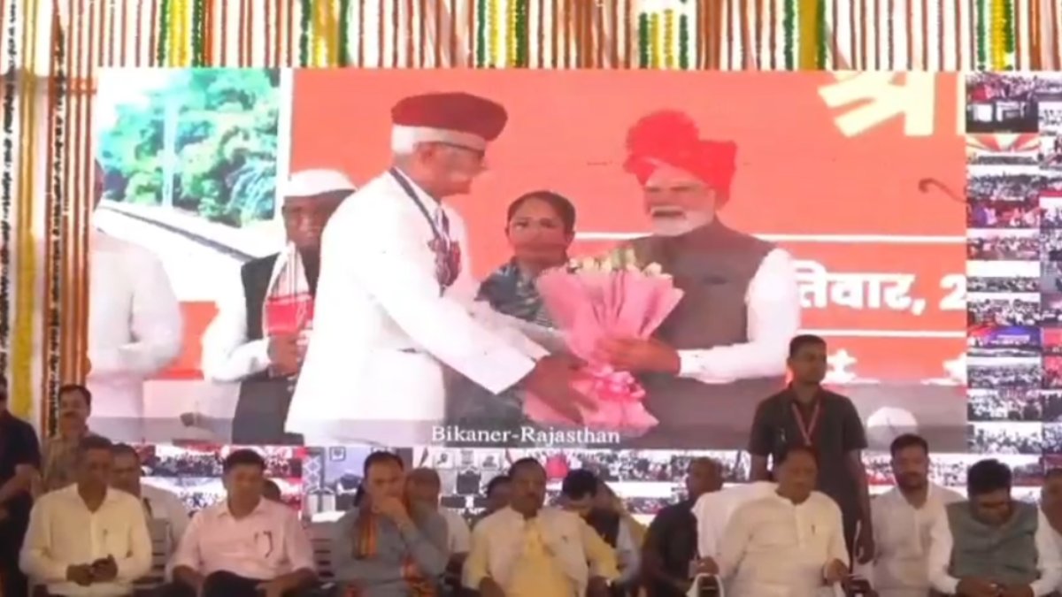 PM नरेंद्र मोदी ने छत्तीसगढ़ के 5 अमृत स्टेशनों का किया उद्घाटन, CM साय अम्बिकापुर रेलवे स्टेशन उद्घाटन कार्यक्रम में हुए शामिल