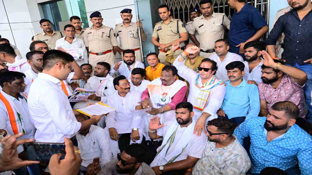 हाई सिक्योरिटी नंबर प्लेट को लेकर RTO दफ्तर का घेराव, कांग्रेसी नेताओं ने कहा – HSRP के नाम पर जनता से हो रही अवैध वसूली