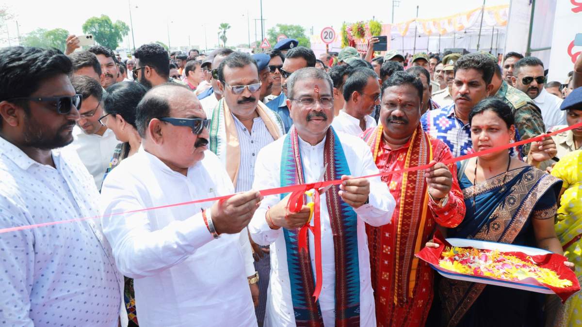 केंद्रीय शिक्षा मंत्री धर्मेंद्र प्रधान ने संबलपुर में रेलवे ओवर ब्रिज का किया उद्घाटन, कहा- शहर को प्रतिष्ठित शहर के रूप में किया जाएगा विकसित