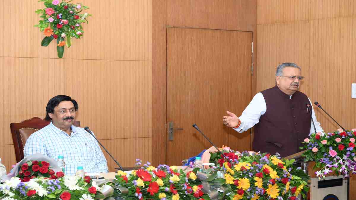 मंत्रियों और विधायकों के स्टाफ का प्रशिक्षण : विधानसभा अध्यक्ष रमन सिंह बोले – जनप्रतिनिधियों की छवि को बेहतर बनाना पीए-पीएस का काम, नेता प्रतिपक्ष महंत ने कहा – किसी को आबाद और बर्बाद कर सकते हैं सचिव और निज सहायक…