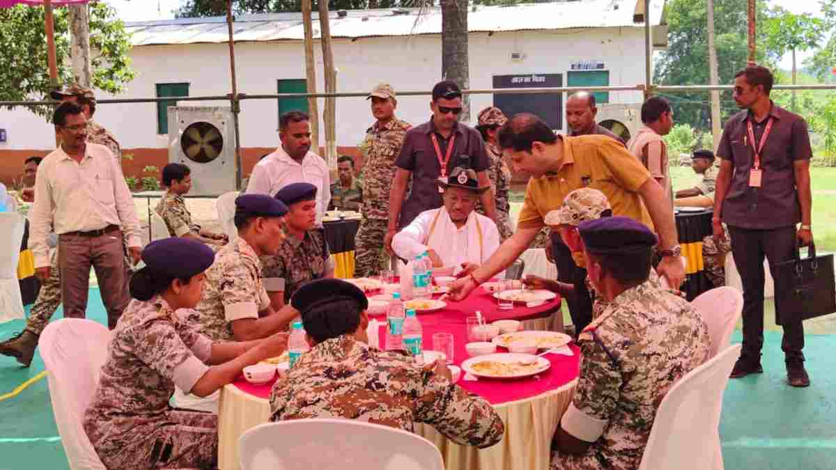 अबूझमाड़ में नक्सलवाद पर सबसे बड़ा प्रहार : CM साय ने बढ़ाया जवानों का हौसला, DRG जवानों के साथ खाया खाना, महिला कमांडो ने कहा – पहली बार कोई सीएम उनके बीच आया