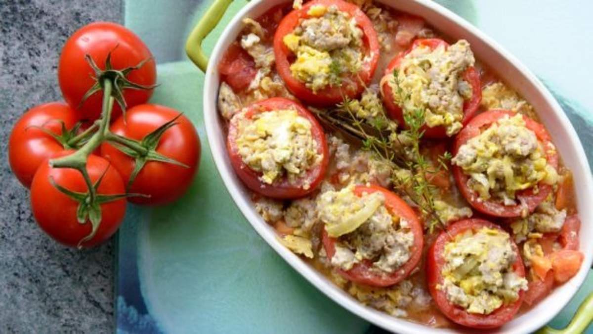 Stuffed Tomatoes: रोज वही-वही सब्जी खाकर हो गए हैं बोर…तो इस बार बनाएं टेस्टी भरवां टमाटर 