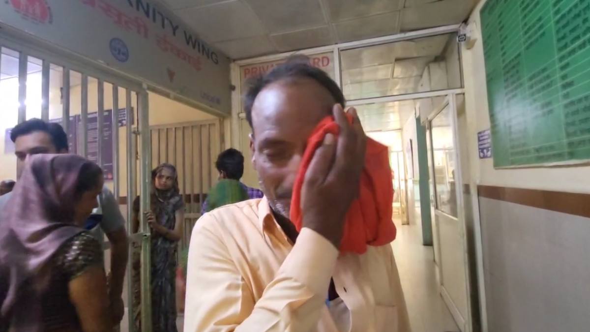 डॉक्टर की गुंडागर्दी: बहू की डिलीवरी कराने गए अटेंडर से मारपीट, गार्ड ने भी किया हाथ साफ, VIDEO VIRAL