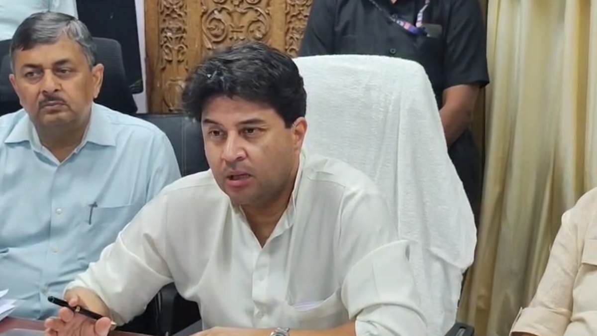 भू-माफियाओं की खैर नहीं! केंद्रीय मंत्री सिंधिया ने अधिकारियों को दिए कार्रवाई के निर्देश, सहकारी बैंक में गबन को लेकर कही ये बात