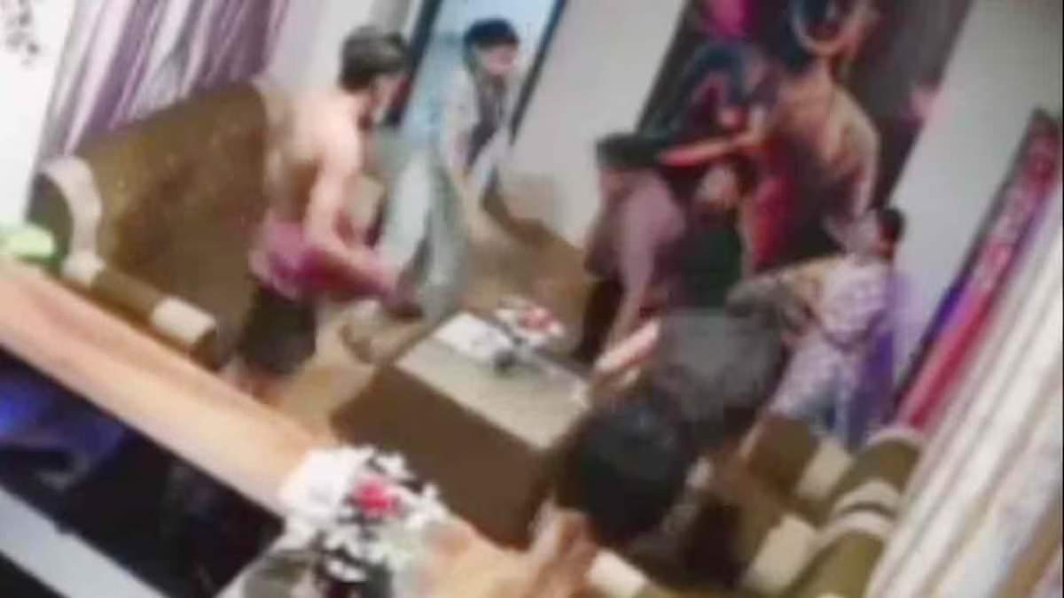 स्पा सेंटर में ‘दे दनादन’: महिलाओं और पुरुषों में जमकर चले लात-घूंसे, ये रही मारपीट की वजह