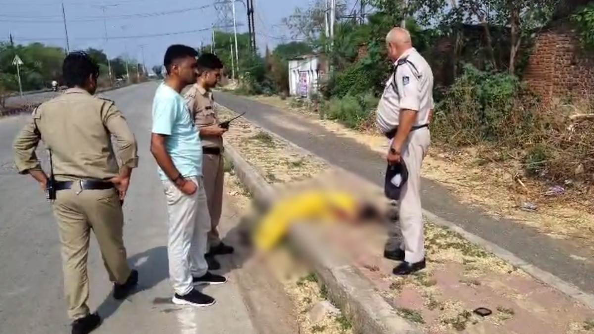 हत्या या हादसा? सड़क किनारे संदिग्ध परिस्थितियों में मिली महिला की लाश, पोस्टमार्टम रिपोर्ट में खुलेगा मौत का राज?