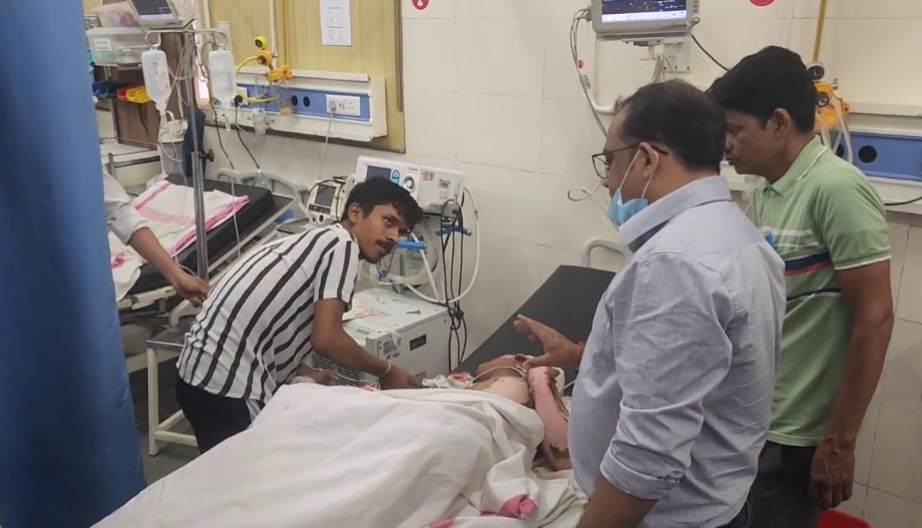 बड़ा हादसा: हाईटेंशन लाइन का तार टूटा, चपेट में आए 3 बच्चे झुलसे, एक की हालत गंभीर