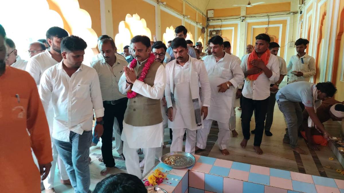 रामराजा सरकार के दरबार पहुंचे डिप्टी सीएम: भगवान के दर्शन कर लिया आशीर्वाद, कहा- निवाड़ी के अस्पतालों में डॉक्टर-नर्स की संख्या में होगी बढ़ोतरी