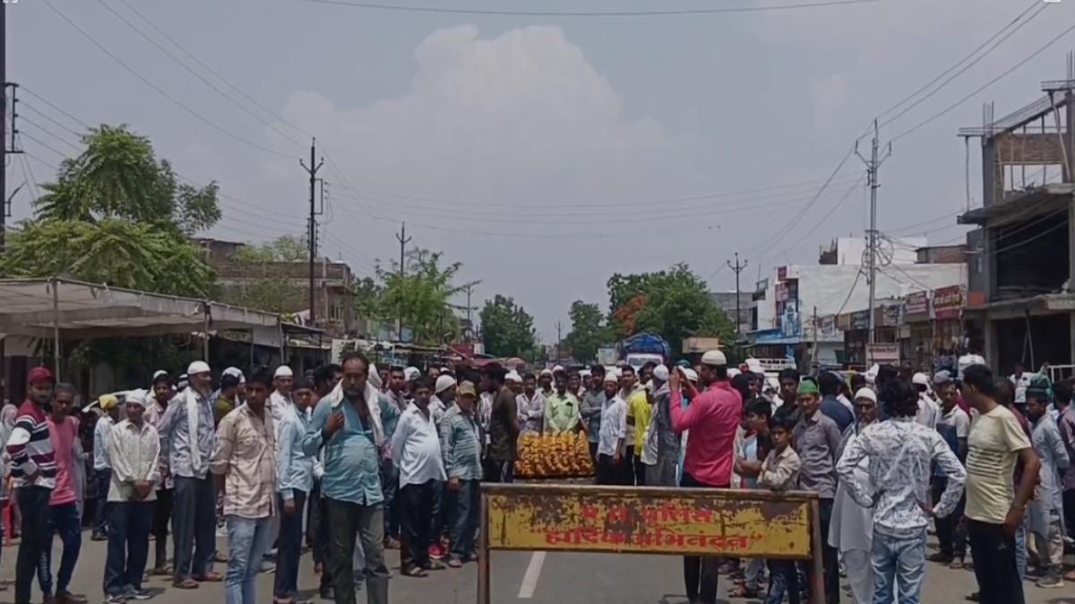किसान ने मौत को लगाया गले: जहर खाकर दे दी जान, परिजनों ने सड़क पर शव रखकर किया चक्काजाम, ये है पूरा मामला