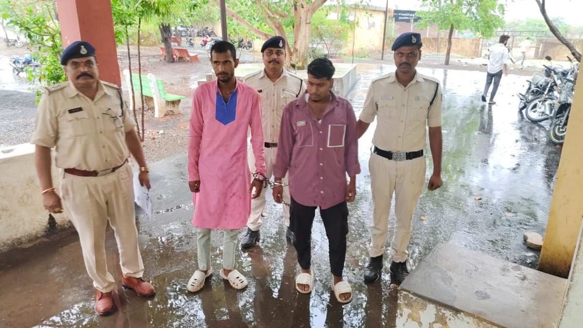 नकली चढ़े असली पुलिस के हत्थे: बदमाशों ने खाकी का डर दिखाकर ड्राइवर से ऐंठे थे हजारों रुपये