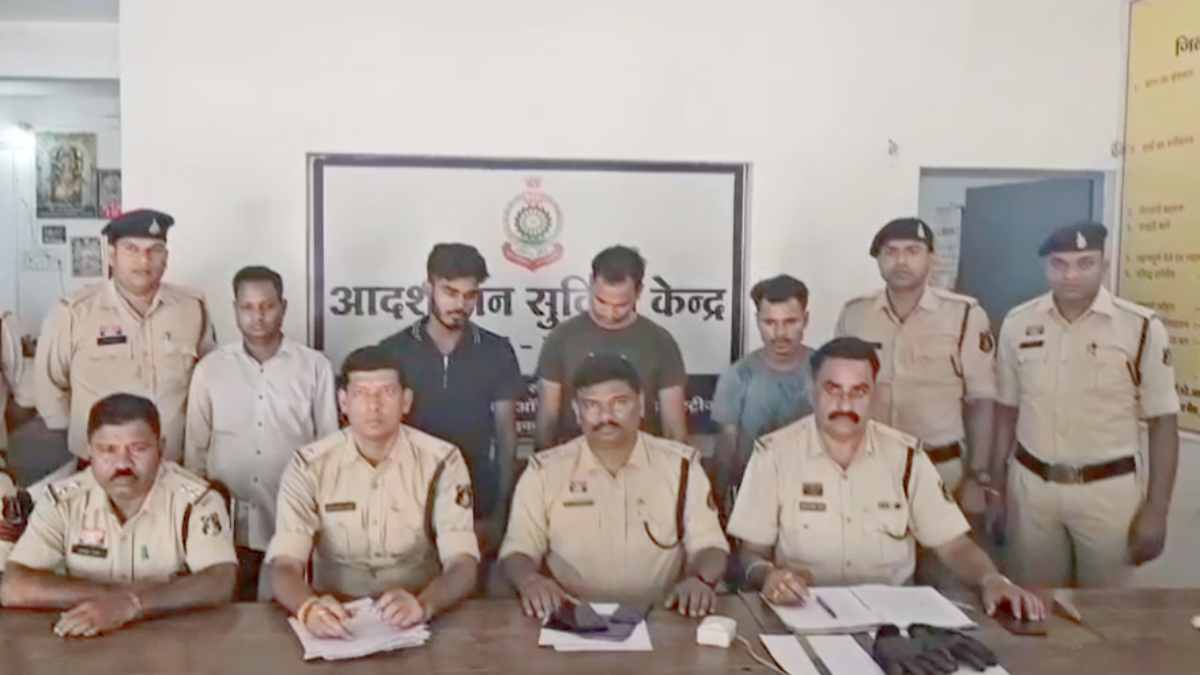 सरिया-टाइल्स की चोरी मामले में पुलिसकर्मी समेत 9 आरोपी गिरफ्तार, चोरी कराकर माल बेचने ग्राहक ढूंढने का काम भी करता था आरक्षक